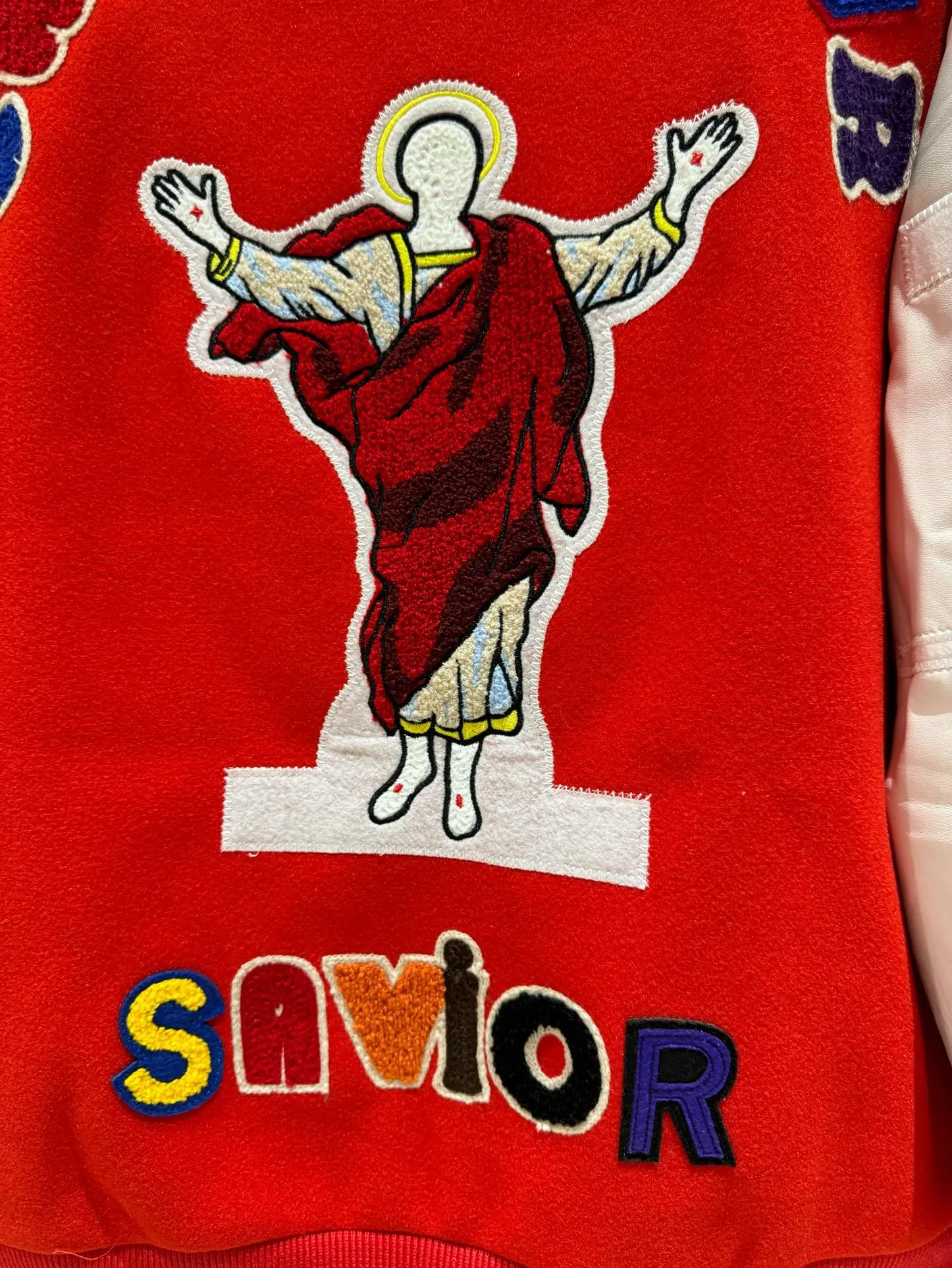 🧸High version SAINT MICHAEL high street vibe style ROCKY same heavy embroidered baseball jacket jacket for men and women p420 style number: 271# code number: S-XL high version heavy laser embroidery process quilted version one piece is enough for the winter in the north and south multiple splicing techniques for the whole piece YB customized dyeing color 3 times of pattern making to finalize heavy patch embroidery laser burning is required to carve out the template before embroidery can be carried out Only a few pieces are produced in a day, and the factory quantity is extremely low. It is different from the low-end versions on the market. You pay for the goods.